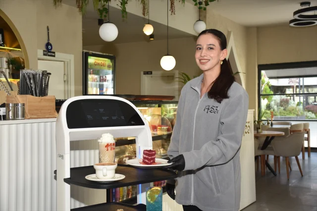 Gümüşhane'de Robot Garson "Garson Abla" ile Yenilikçi Kafe Deneyimi