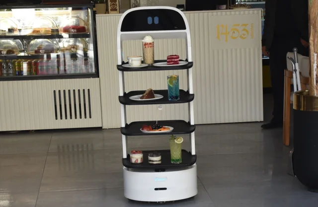 Gümüşhane'de Robot Garson "Garson Abla" ile Yenilikçi Kafe Deneyimi