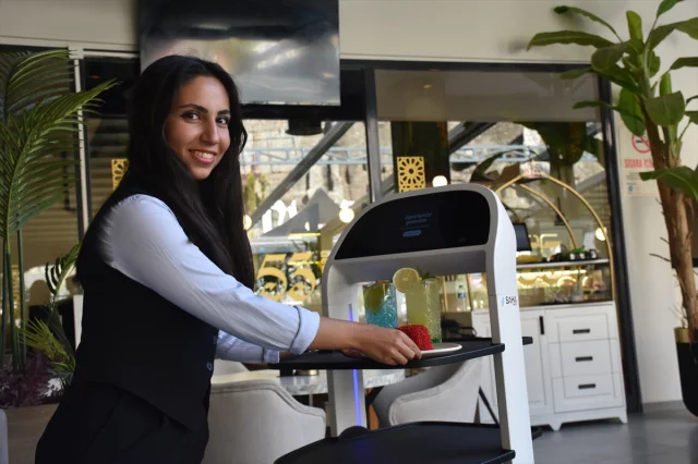 Gümüşhane'de Robot Garson "Garson Abla" ile Yenilikçi Kafe Deneyimi