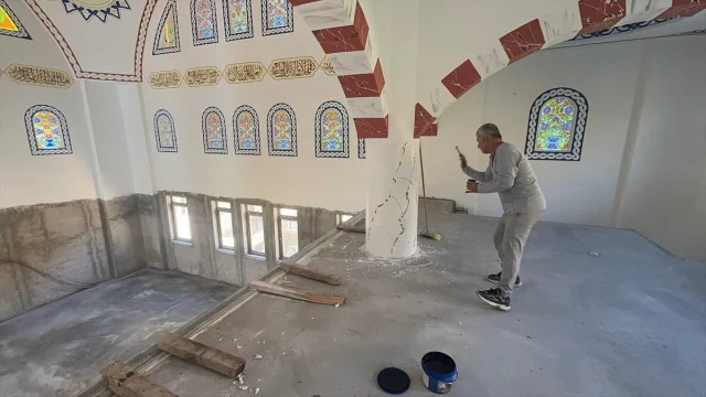 Baba Kız Sanatçıların Camileri Renklendiren Büyüleyici Yolculuğu