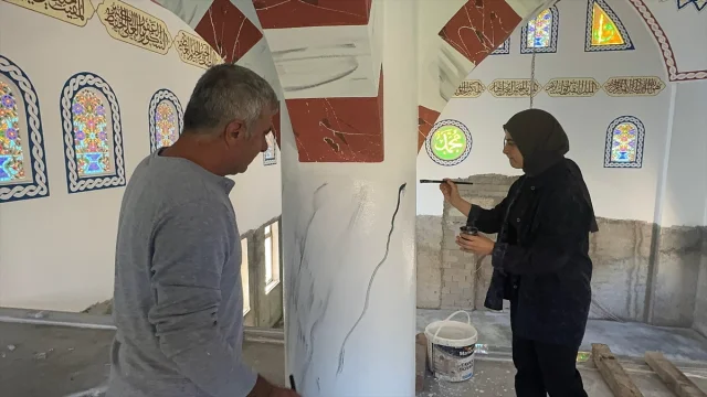Baba Kız Sanatçıların Camileri Renklendiren Büyüleyici Yolculuğu