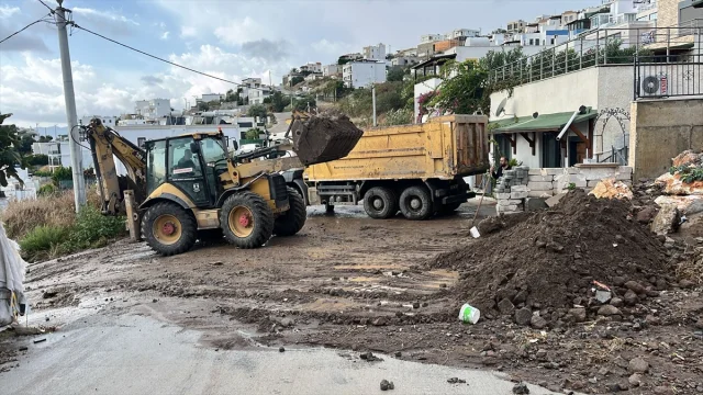 Bodrum'da Sağanak Yağış Trafikte Kaosa Yol Açtı