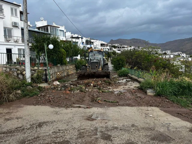 Bodrum'da Sağanak Yağış Trafikte Kaosa Yol Açtı