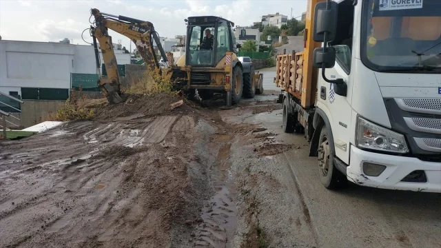 Bodrum'da Sağanak Yağış Trafikte Kaosa Yol Açtı
