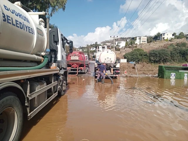 Bodrum'da Sağanak Yağış Trafikte Kaosa Yol Açtı