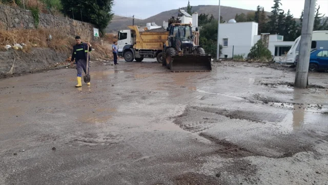 Bodrum'da Sağanak Yağış Trafikte Kaosa Yol Açtı
