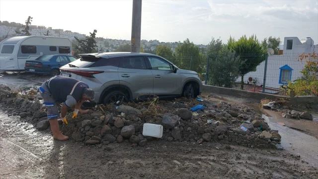 Bodrum'da Sağanak Yağış Trafikte Kaosa Yol Açtı