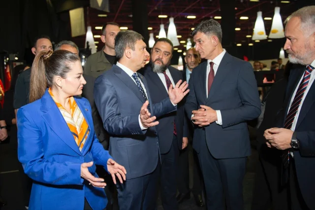 Antalya'da Tiyatroseverleri Büyüleyecek Etkinlik: Sahnede Bi...