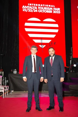 Antalya'da Tiyatroseverleri Büyüleyecek Etkinlik: Sahnede Bir Dünya Sergisi