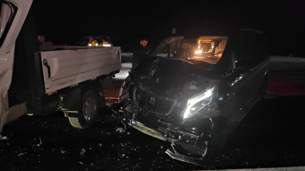 Çorum'da Trafik Kazası: Kamyonet ve Minibüs Çarpıştı
