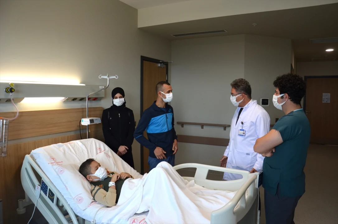 Bursa'da Suriyeli Çocuğa Babasından Umut Veren Böbrek Nakli