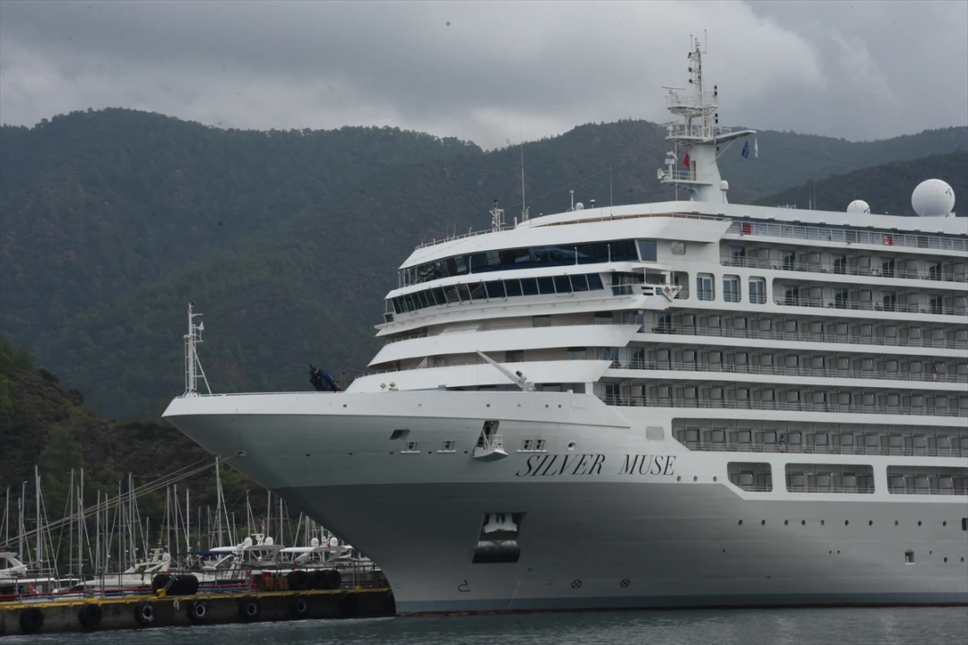 Marmaris'te Turist Akını: 'Silver Muse' Limana Demir Attı
