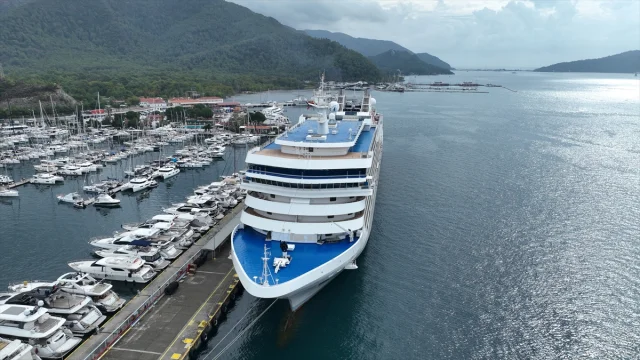 Marmaris'te Turist Akını: 'Silver Muse' Limana Demir Attı