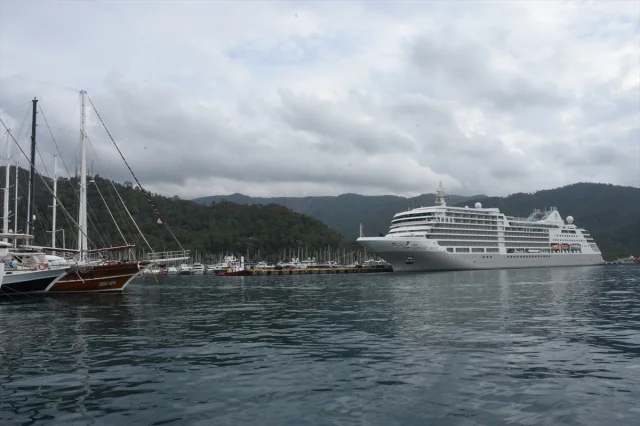Marmaris'te Turist Akını: 'Silver Muse' Limana Demir Attı