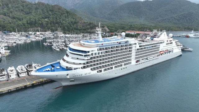 Marmaris'te Turist Akını: 'Silver Muse' Limana Demir Attı