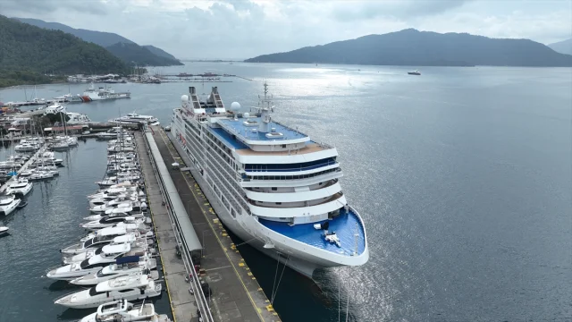 Marmaris'te Turist Akını: 'Silver Muse' Limana Demir Attı