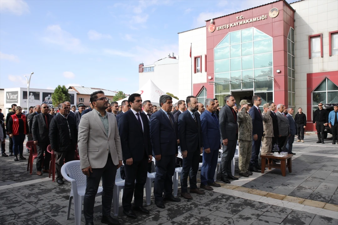 Van depreminin yıl dönümünde duygusal anlar yaşandı