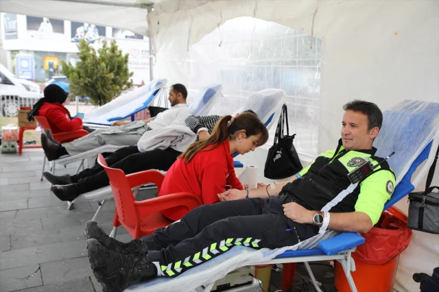 Van depreminin yıl dönümünde duygusal anlar yaşandı