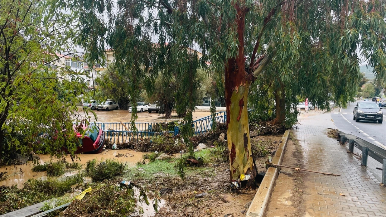 İzmir'in Foça İlçesinde Sağanak Yağış Hayatı Olumsuz Etkiledi