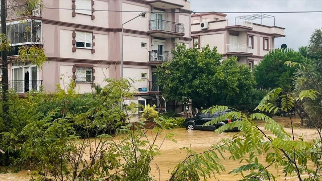 İzmir Foça'da Yağmurla Gelen Kaos: Sel Alarmı