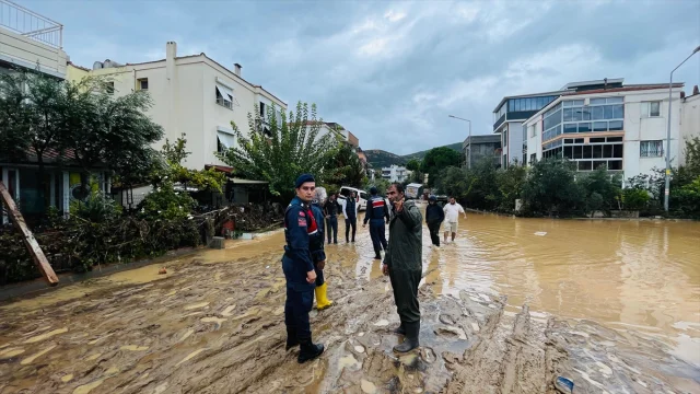 İzmir Foça'da Yağmurla Gelen Kaos: Sel Alarmı