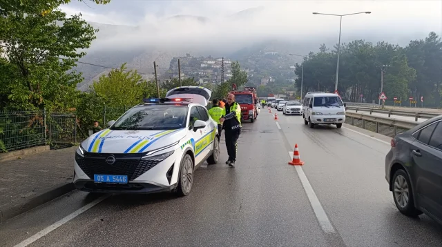 Amasya'da Kontrolden Çıkan Otomobil Bahçeye Devrildi: 4 Yaralı