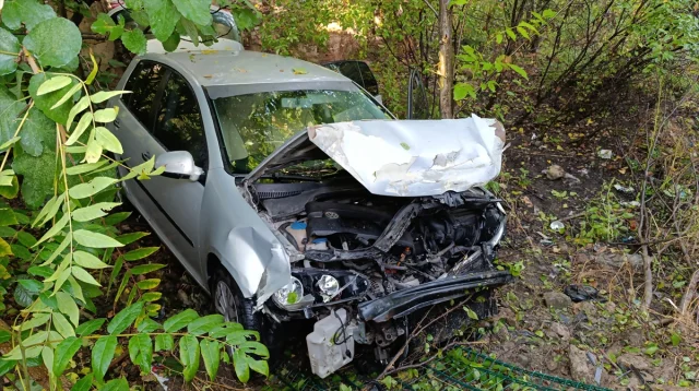 Amasya'da Kontrolden Çıkan Otomobil Bahçeye Devrildi: 4 Yaralı