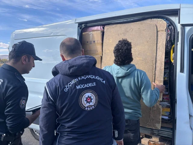 Kırşehir'de Düzensiz Göçmen Operasyonu: 8 Kişi Yakalandı