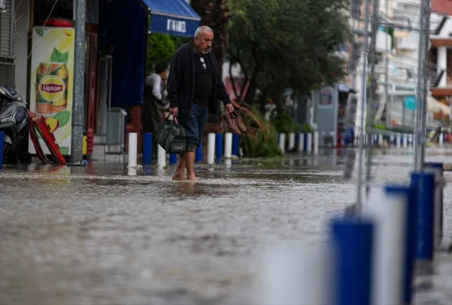 Foça'da Sel Felaketi: Kayıp Vatandaşın Durumu Ne Olacak?