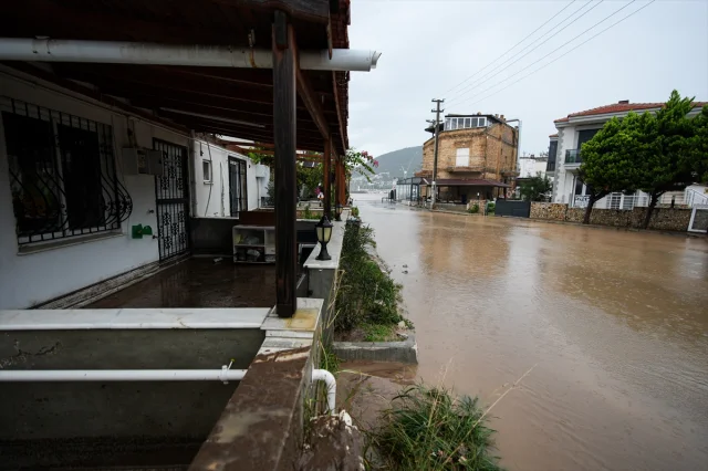 Foça'da Sel Felaketi: Kayıp Vatandaşın Durumu Ne Olacak?