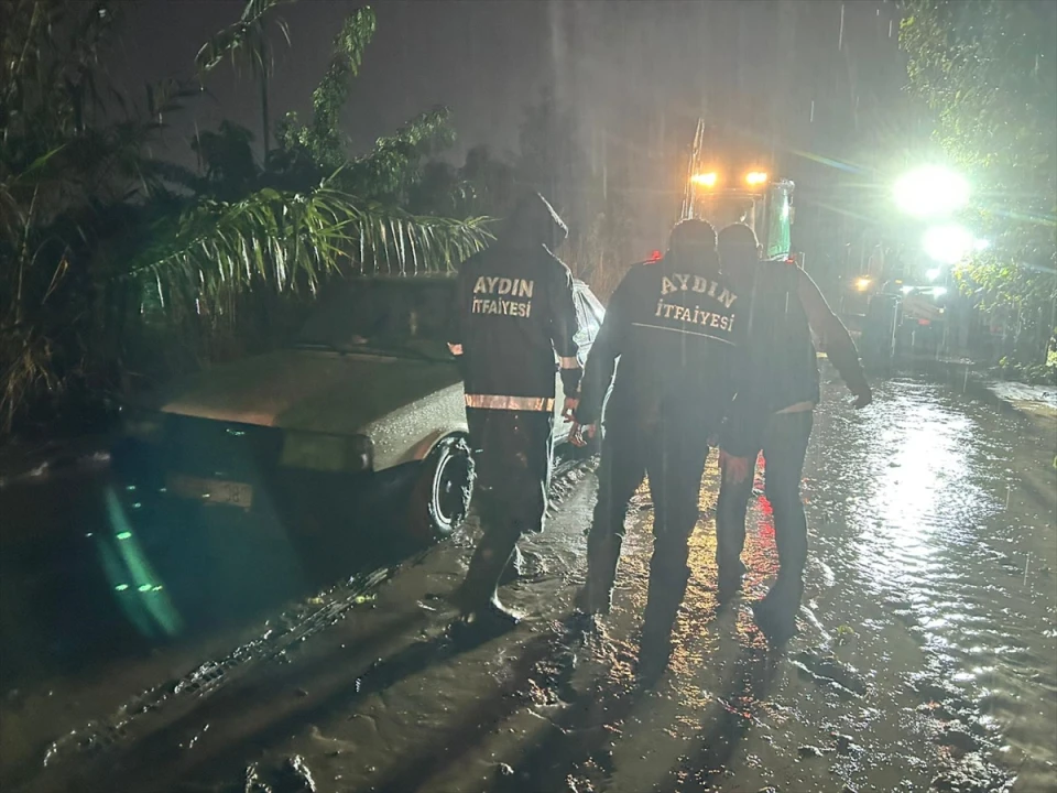 Aydın’da Sağanak Yağış Trafiği Felç Etti: Kara Yoluna Çamur Taştı