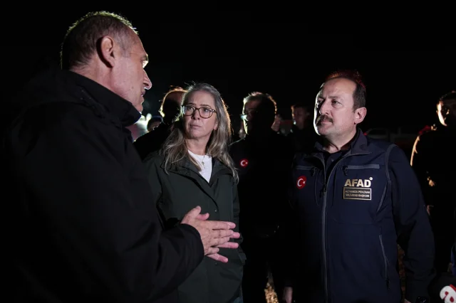 Foça'da Sağanak Yağış: Kayıp Vatandaşı Arama Çalışmaları Devam Ediyor