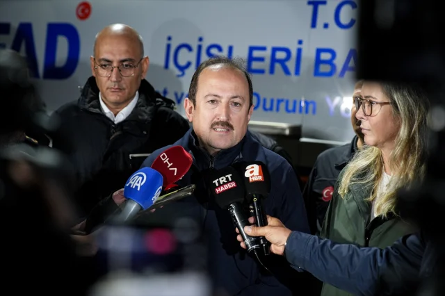 Foça'da Sağanak Yağışı: Kayıp Vatandaşı Arama Çalışmaları Devam Ediyor