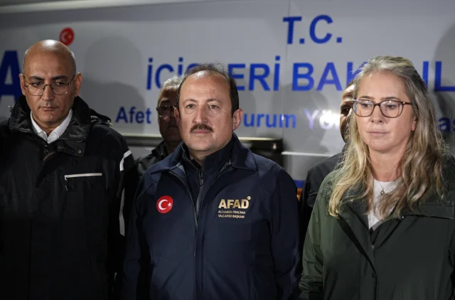 Foça'da Sağanak Yağışı: Kayıp Vatandaşı Arama Çalışmaları Devam Ediyor