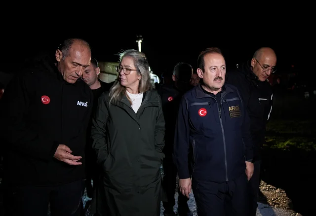 Foça'da Sağanak Yağışı: Kayıp Vatandaşı Arama Çalışmaları Devam Ediyor