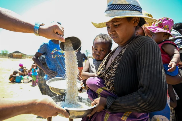 Adana'nın gönüllü kahramanları Madagaskar'a umut götürdü