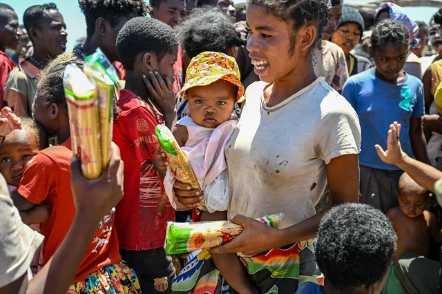 Adana'nın gönüllü kahramanları Madagaskar'a umut götürdü
