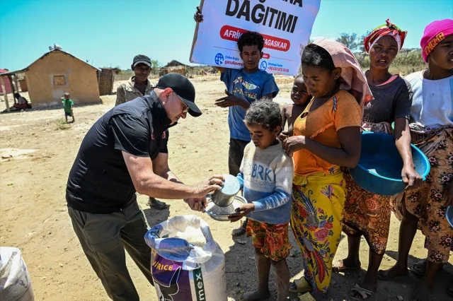 Adana'nın gönüllü kahramanları Madagaskar'a umut götürdü