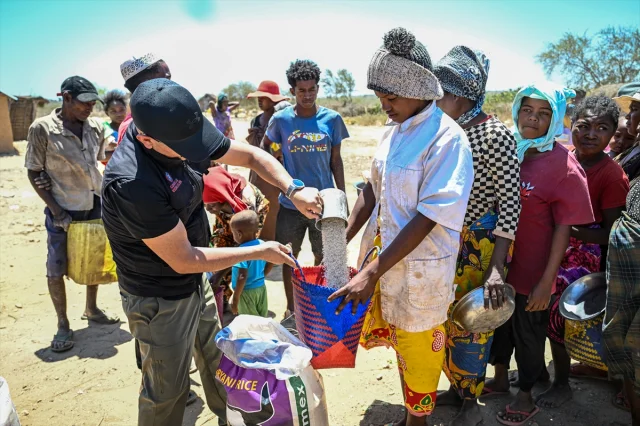 Adana'nın gönüllü kahramanları Madagaskar'a umut götürdü