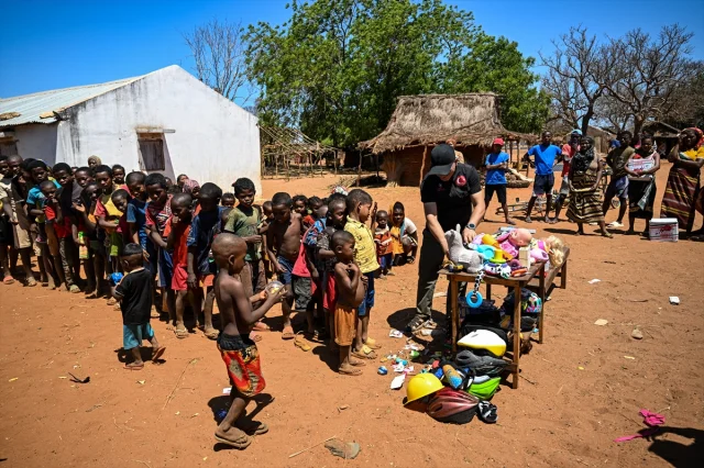Adana'nın gönüllü kahramanları Madagaskar'a umut götürdü