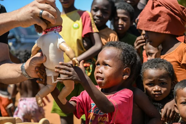 Adana'nın gönüllü kahramanları Madagaskar'a umut götürdü