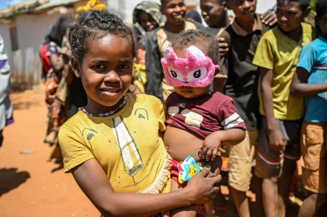 Adana'nın gönüllü kahramanları Madagaskar'a umut götürdü