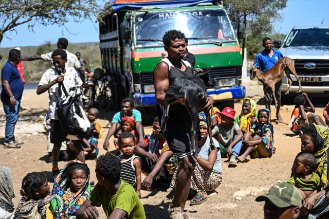 Adana'nın gönüllü kahramanları Madagaskar'a umut götürdü
