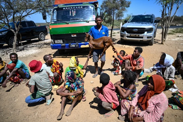 Adana'nın gönüllü kahramanları Madagaskar'a umut götürdü
