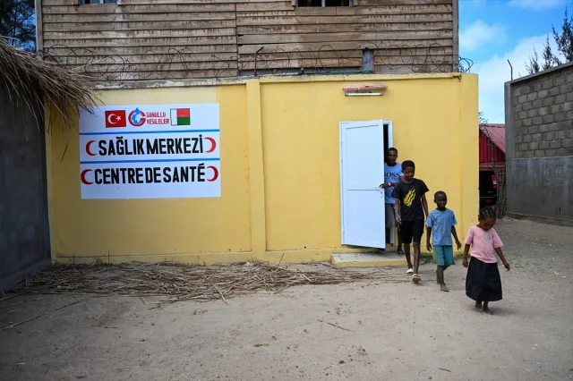 Adana'nın gönüllü kahramanları Madagaskar'a umut götürdü