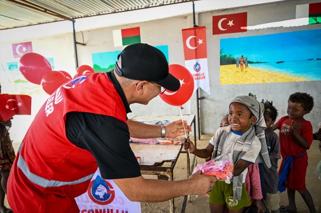 Adana'nın gönüllü kahramanları Madagaskar'a umut götürdü
