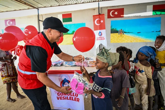 Adana'nın gönüllü kahramanları Madagaskar'a umut götürdü