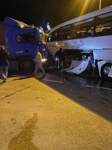 Bilecik'te Feci Kaza: Tur Otobüsü ile Tır Çarpıştı