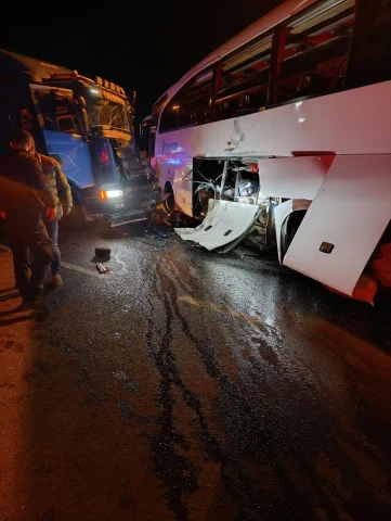 Bilecik'te Feci Kaza: Tur Otobüsü ile Tır Çarpıştı