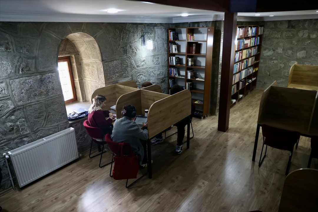 Zağnos Burcu'ndaki Tarihi Kütüphane Öğrencilerin Vazgeçilmezi Oldu